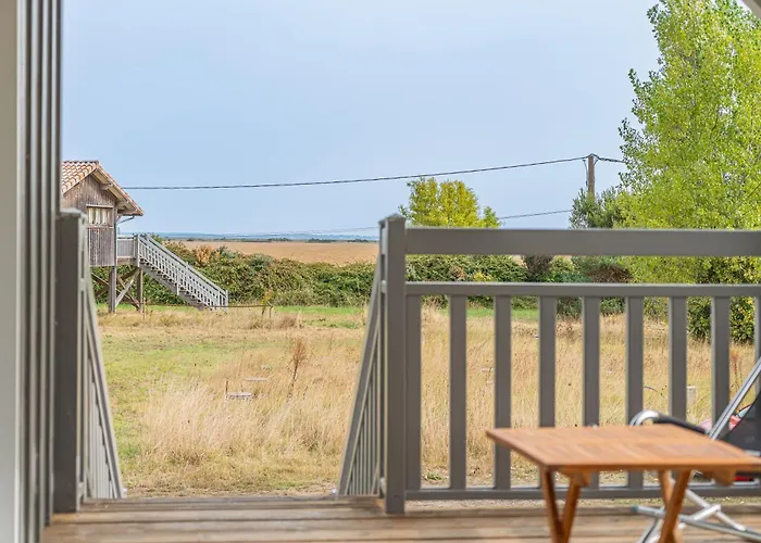 Un Sur Pilotis Apartment Talais